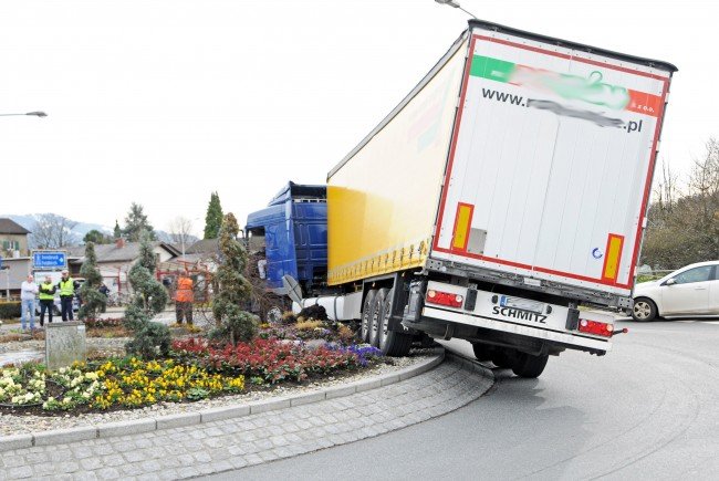 Name:  traffice circle  Lkw-Zug-auf-Kreisverkehr-Ho?chst-22-02-2016-9-650x435.jpg
Views: 3699
Size:  68.2 KB