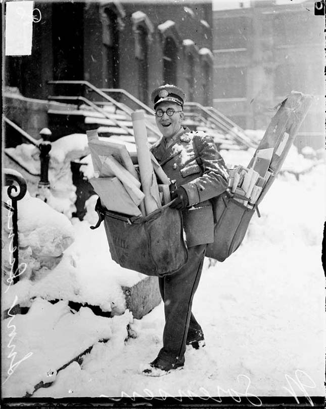 Name:  A Smiling Postman Before Christmas in Chicago (1929).jpg
Views: 1169
Size:  91.3 KB