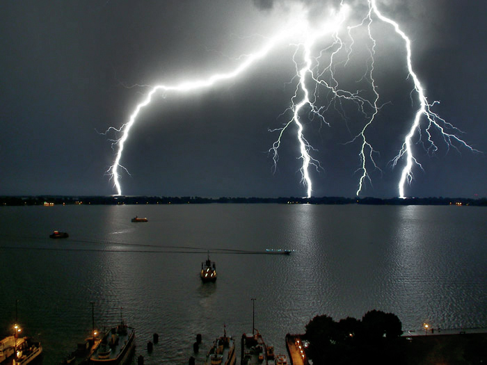 Name:  weather-picture-photo-lightning-storm-joe-holmes.jpg
Views: 1288
Size:  124.0 KB