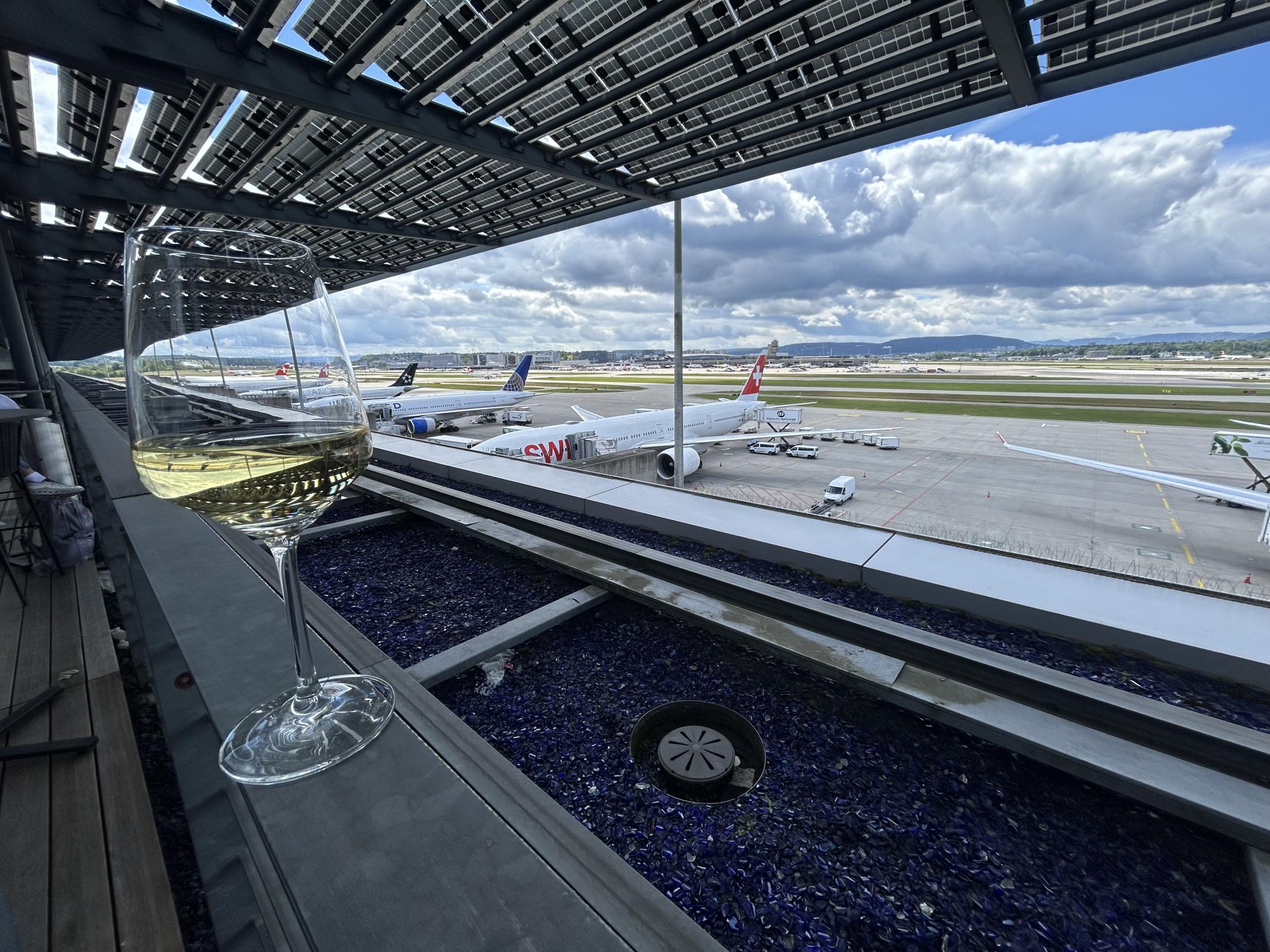 Name:  lounge at zrh.jpg
Views: 235
Size:  540.7 KB